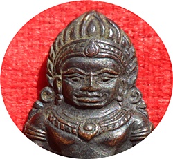 *** พระเทริดขนนก ค่ายอดิศร สระบุรี ปี 2514 เนื้อทองแดงรมดำ (บล็อกนิยมวงเดือน) พิธีพุทธาภิเษกยิ่งใหญ่