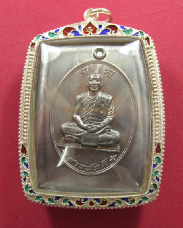 เหรียญเนื้อตะกั่วลองพิมพ์ไม่ตัดปีกหลังเรียบจารสารพัดดีพระอาจารย์แหวน ทยาลุโก เลี่ยมเงินลงยา