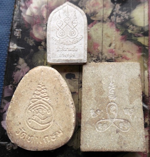 10 บาท กับ รวมพระเนื้อผง 3 องค์ ....AD385