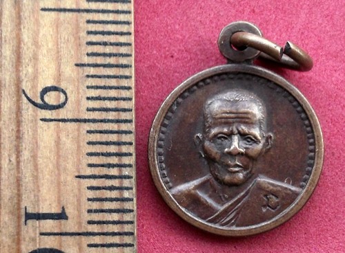 10 บาท... กับ เหรียญหลวงพ่อบุญเลิศ วัดเลิศดุสิตาราม อ.ปากท่อ จ.ราชบุรี....JB112