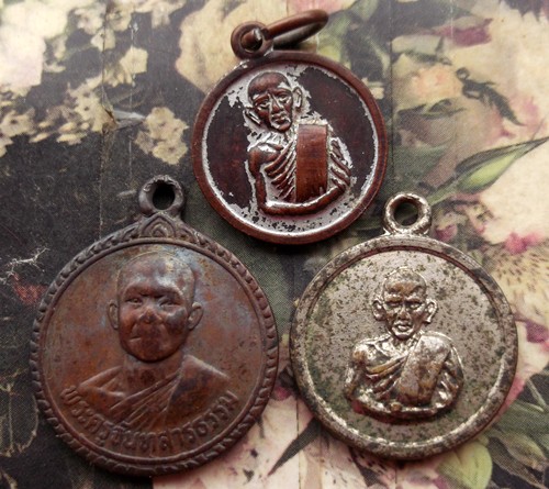 10 บาท กับ เหรียญพระเกจิ 3 เหรียญ...AD739