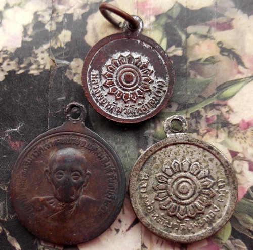 10 บาท กับ เหรียญพระเกจิ 3 เหรียญ...AD739