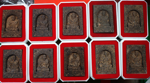 พระผงเจริญพร ๘๘ หลวงปู่คำบุ 10 องค์ พร้อมกล่องเดิม