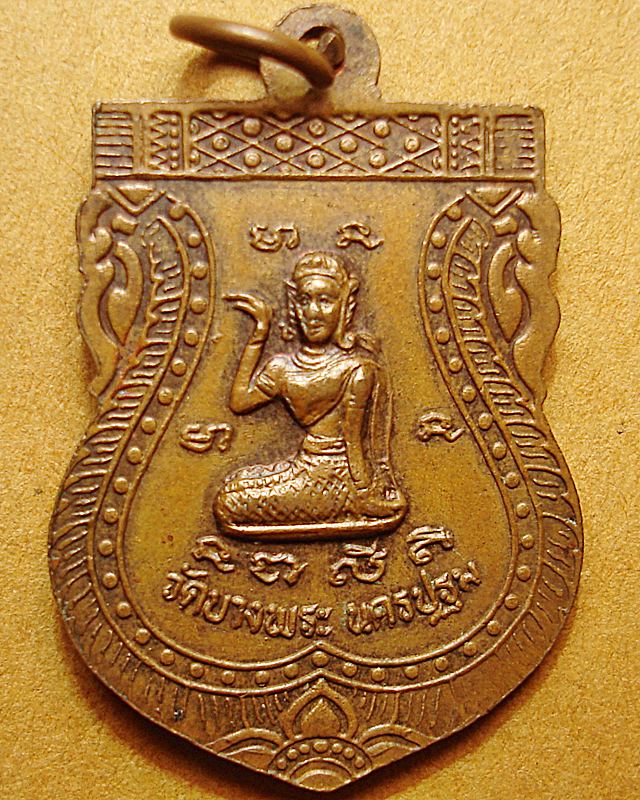 หลวงพ่อเปิ่น วัดบางพระ นครปฐม หลังนางกวัก