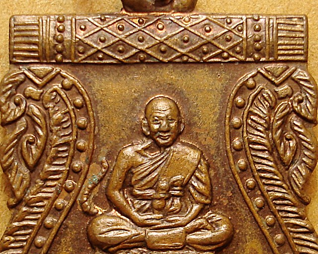 หลวงพ่อเปิ่น วัดบางพระ นครปฐม หลังนางกวัก