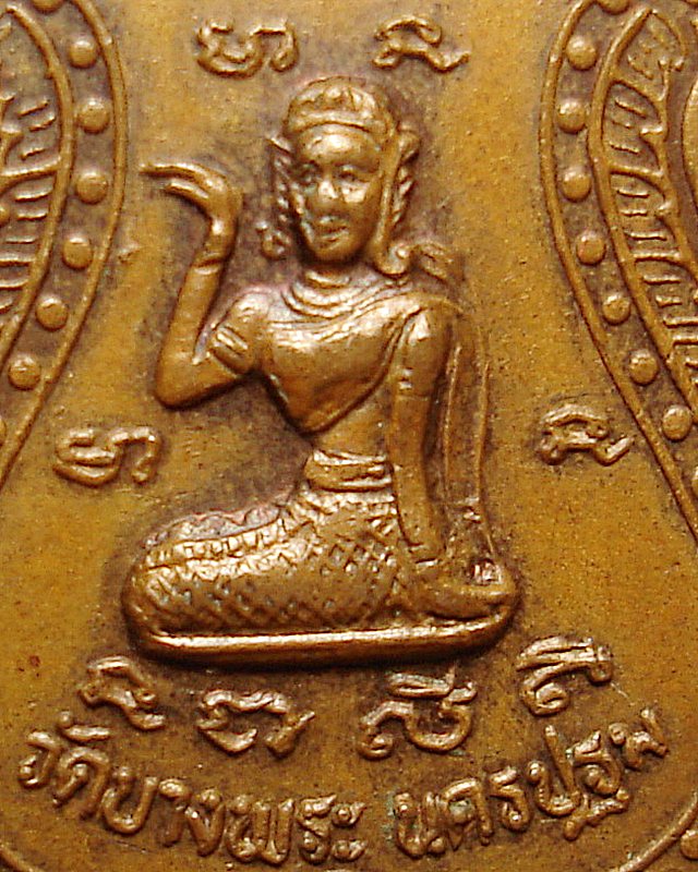 หลวงพ่อเปิ่น วัดบางพระ นครปฐม หลังนางกวัก