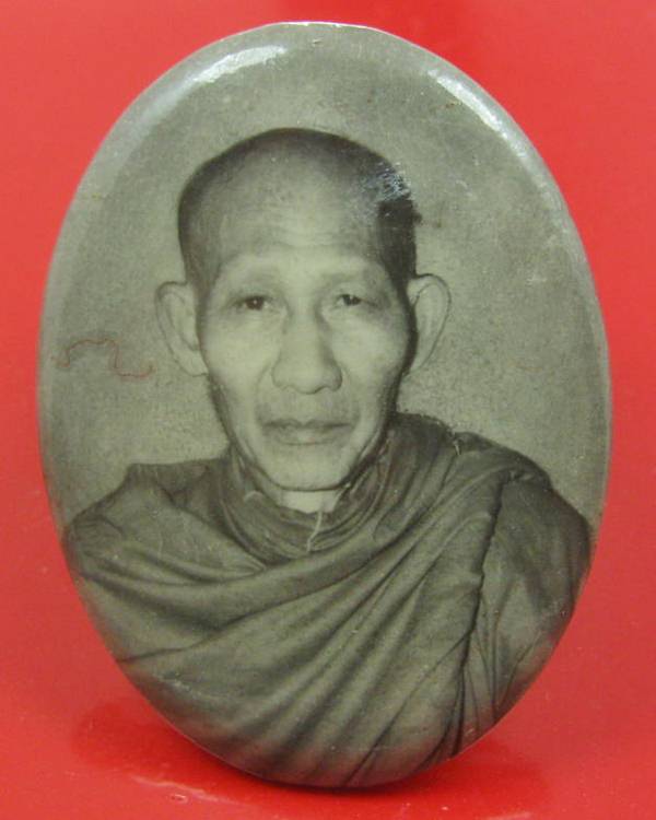 ล็อกเก็ตอมตะ มงคลเกษม 81 หลังทองแดง ปี 35 บรรจุมวลสาร 9 มงคล สวย ๆ กล่องเดิม 