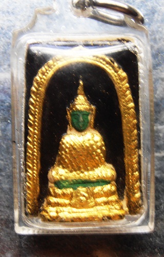 พระแก้วมรกตเนื้อผงแจกกฐินอาจารย์ฝั้นปี1กว่าครับ