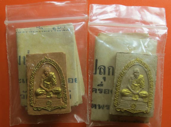 2องค์//พระผงรูปเหมือนรุ่นแรก หลวงพ่อกลั่น วัดพระญาติ ปี2514