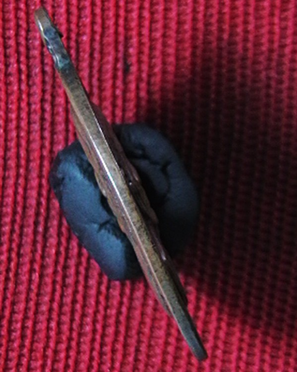 เหรียญ หลวงพ่อเงิน – หลวงพ่อแช่ม วัดดอนยายหอม ปี ๑๖ เหรียญบาง  (เทียบกับเหรียญ๑บาท)