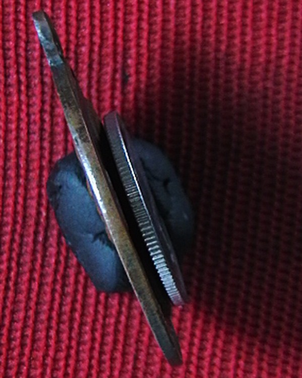 เหรียญ หลวงพ่อเงิน – หลวงพ่อแช่ม วัดดอนยายหอม ปี ๑๖ เหรียญบาง  (เทียบกับเหรียญ๑บาท)