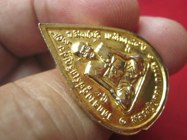 เหรียญพระแก้วมรกต หลังหลวงปู่บุดดา ถาวโร วัดกลางชูศรีเจริญสุข สิงห์บุรี ปี 2535 กะไหล่ทอง สวยครับ