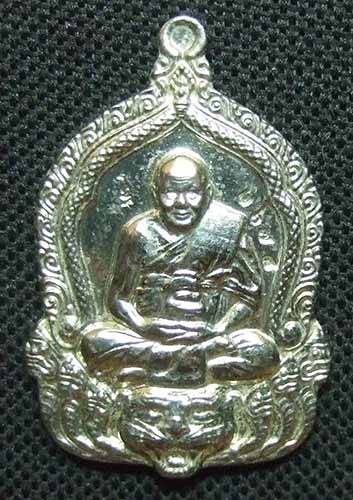 หลวงพ่อเปิ่น วัดบางพระ เนื้อทองแดง กระไหล่เงิน ปี 2541 สวยครับ