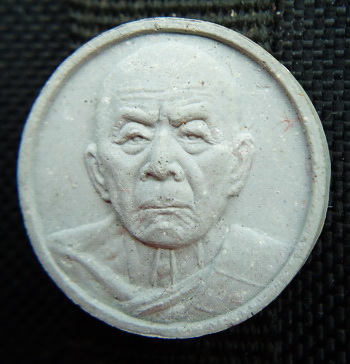 พระผงจันทร์ลอยหลวงปู่ทิม รุ่นมงคลศิลาฤกษ์ ปี 2537 กล่องเดิม เนื้อผงผสมผงพรายกุมาร สุดยอดเกจิภาคตะวัน