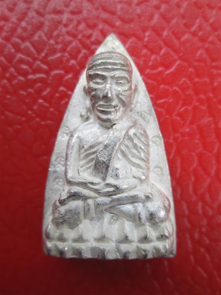 หลวงปู่ทวด พิมพ์เตารีดใหญ่ เนื้อนวะพรายเงิน ปี 2543 (2)
