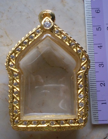 ตลับเงินแกะลาย  ล้อมเพชร  ชุบทองแท้  ใส่ขุนแผนผงพราย  พิมพ์ใหญ่  เคาะเดียว 