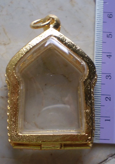 ตลับเงินแกะลาย  ล้อมเพชร  ชุบทองแท้  ใส่ขุนแผนผงพราย  พิมพ์ใหญ่  เคาะเดียว 