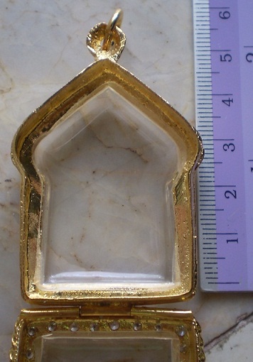 ตลับเงินแกะลาย  ล้อมเพชร  ชุบทองแท้  ใส่ขุนแผนผงพราย  พิมพ์ใหญ่  เคาะเดียว 