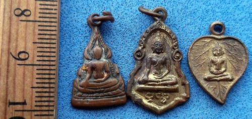 10 บาท กับ เหรียญพระพุทธ 3 เหรียญ  ...OB72