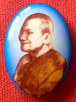 ล็อกเก็ตฉากฟ้า หลวงพ่อเปิ่น วัดบางพระ หลังผงยาจินดามณีฝังตะกรุด ปี36