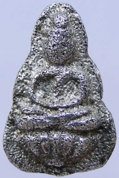 พิมพ์พระพุทธ นั่งกลีบบัว หลังยันต์ เนื้อปรอทผสมเนื้อเงินยวง 