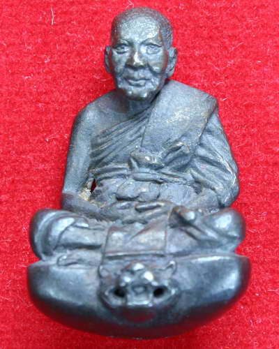 รูปหล่อเบ้าทุบ เนื้อนวะ หลวงพ่อเปิ่น วัดบางพระ จังหวัดนครปฐม รุ่น แซยิด 76 ปี พ.ศ. 2541 ครับ 