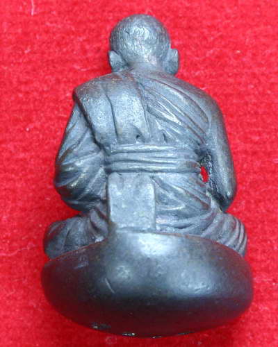 รูปหล่อเบ้าทุบ เนื้อนวะ หลวงพ่อเปิ่น วัดบางพระ จังหวัดนครปฐม รุ่น แซยิด 76 ปี พ.ศ. 2541 ครับ 