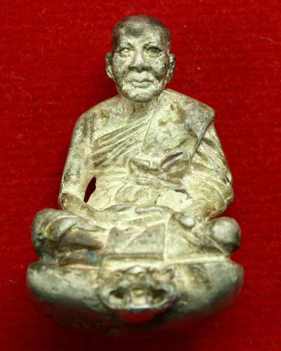 รูปหล่อเบ้าทุบ เนื้อเงิน หลวงพ่อเปิ่น วัดบางพระ จังหวัดนครปฐม รุ่น แซยิด 76 ปี พ.ศ. 2541 ครับ 