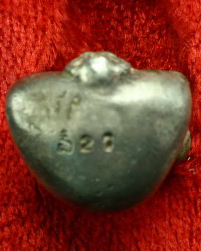 รูปหล่อเบ้าทุบ เนื้อเงิน หลวงพ่อเปิ่น วัดบางพระ จังหวัดนครปฐม รุ่น แซยิด 76 ปี พ.ศ. 2541 ครับ 