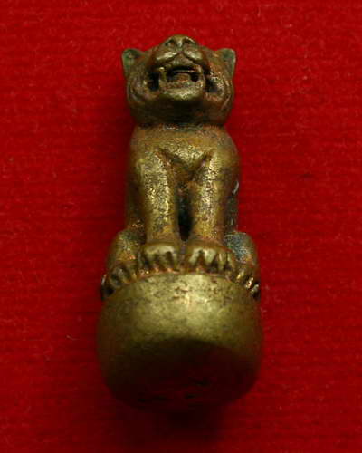 เสือล้มลุก เนื้อสตางค์ หลวงพ่อเปิ่น วัดบางพระ จังหวัดนครปฐม รุ่น แซยิด 76 ปี พ.ศ. 2541 ครับ