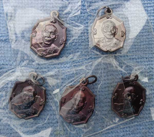 5 เหรียญ(((เหรียญแปดเหลี่ยม เนื้อทองแดงรมดำ ปี 56 หลวงพ่อเพี้ยน วัดเกริ่นกฐิน ลพบุรี มีโค๊ด สวยๆ ครั