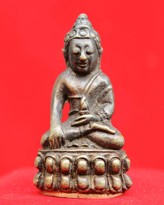 พระกริ่งปวเรศ หลวงปู่คำบุ วัดกุดชมภู อยู่ในชุดกฐิน ปี55