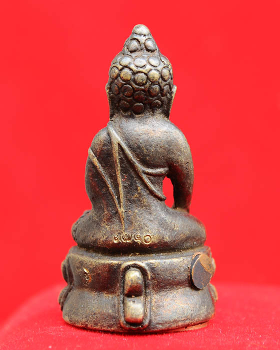 พระกริ่งปวเรศ หลวงปู่คำบุ วัดกุดชมภู อยู่ในชุดกฐิน ปี55