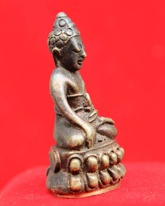 พระกริ่งปวเรศ หลวงปู่คำบุ วัดกุดชมภู อยู่ในชุดกฐิน ปี55