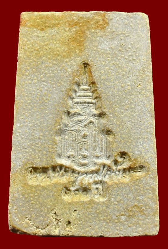สมเด็จแช่น้ำมนต์ 100 ปี พิมพ์เกศทะลุซุ้ม มีสังฆาฏิ เนื้อผงโรยพลอย หลังลายเซ็นต์ สมเด็จพระญาณสังวร