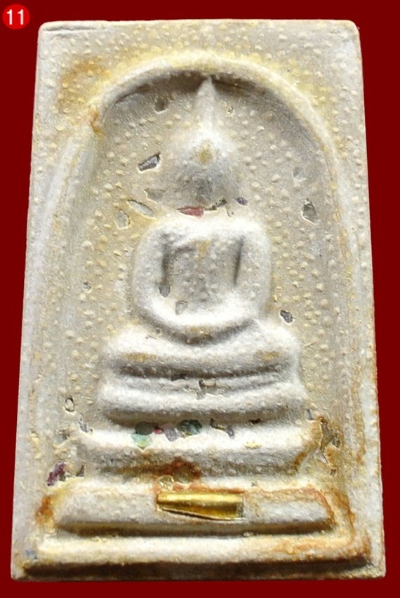 สมเด็จแช่น้ำมนต์ 100 ปี พิมพ์เกศทะลุซุ้ม มีสังฆาฏิ เนื้อผงโรยพลอย หลังลายเซ็นต์ สมเด็จพระญาณสังวร