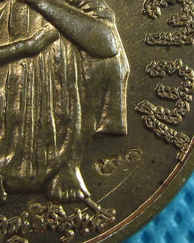 เหรียญหลวงพ่อคูณ ปริสุทโธ รุ่นแซยิด 6 รอบ 72 ปี พ.ศ. 2537 ผิวไฟ ..เริ่ม20บาท(11/09/57-145)