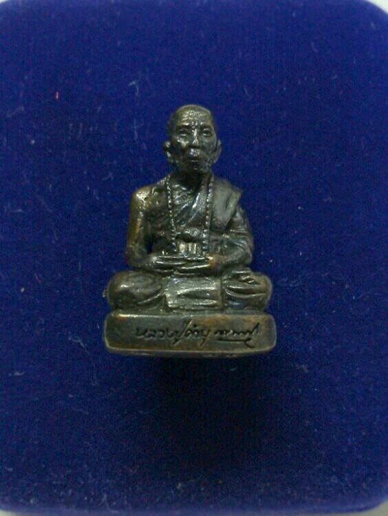 **เคาะเดียว**รูปหล่อเหมือนหลวงปู่คำบุ คุตฺตจิตฺโต ฐานภูเขาโบราณ (พิมพ์เล็ก) วัดกุดชมภู จ.อุบลฯ 