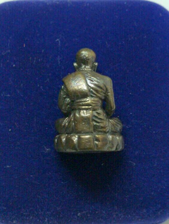 **เคาะเดียว**รูปหล่อเหมือนหลวงปู่คำบุ คุตฺตจิตฺโต ฐานภูเขาโบราณ (พิมพ์เล็ก) วัดกุดชมภู จ.อุบลฯ 