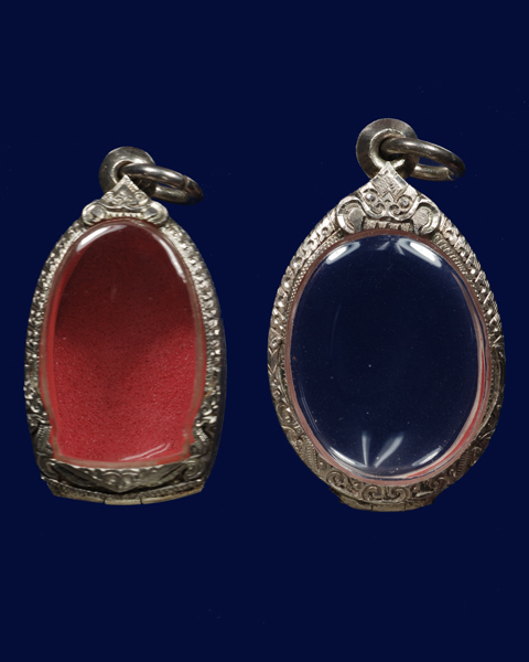 ตลับเงินสองหน้า มือสอง แกะลายยกซุ้ม สำหรับเหรียญพระ รูปไข่