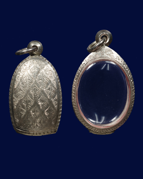 ตลับเงินสองหน้า มือสอง แกะลายยกซุ้ม สำหรับเหรียญพระ รูปไข่