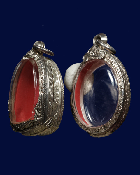 ตลับเงินสองหน้า มือสอง แกะลายยกซุ้ม สำหรับเหรียญพระ รูปไข่