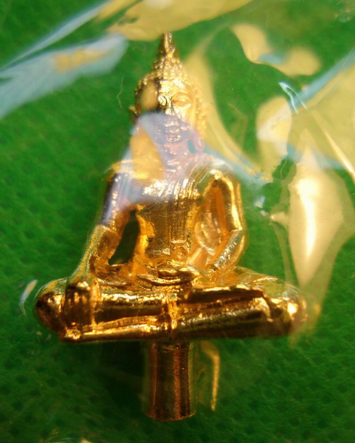 วัดใจชุบทองคำ//ปลุกเสกวัดพระแก้วถึง2ครั้ง///องค์นี้ที่เป็นด้านหลังล็อกเก็ตในหลวงปี50//พระยอดธงเนื้อน