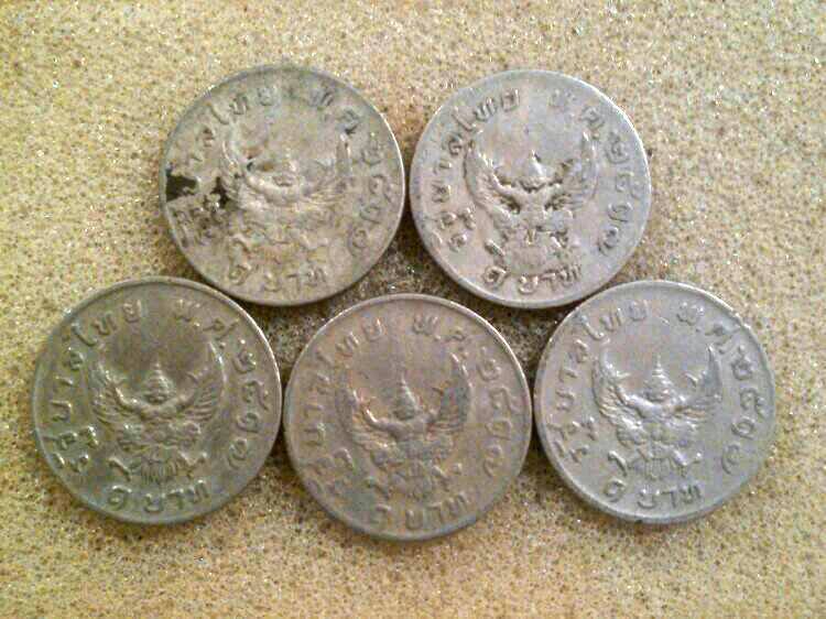 **เคาะเดียวครับ** เหรียญกษาปณ์ 1 บาท ปี 2517 จำนวน 5 เหรียญ ชุดที่1 พิจารณาตามรูปครับ