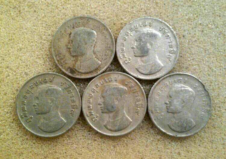 **เคาะเดียวครับ** เหรียญกษาปณ์ 1 บาท ปี 2517 จำนวน 5 เหรียญ ชุดที่2 พิจารณาตามรูปครับ