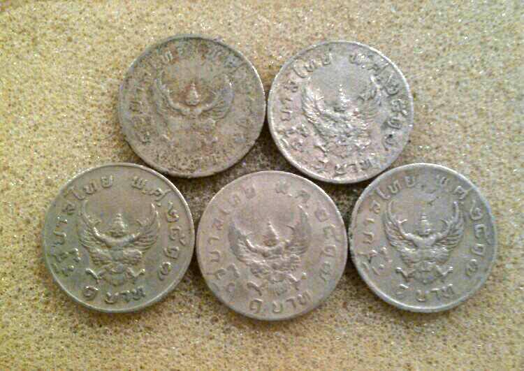 **เคาะเดียวครับ** เหรียญกษาปณ์ 1 บาท ปี 2517 จำนวน 5 เหรียญ ชุดที่2 พิจารณาตามรูปครับ