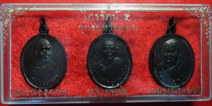 *เหรียญชุดไตรรัตน์ 5 พุทธมหามงคล ปี 2535 สวยมากพร้อมกล่องเดิมค่ะ*