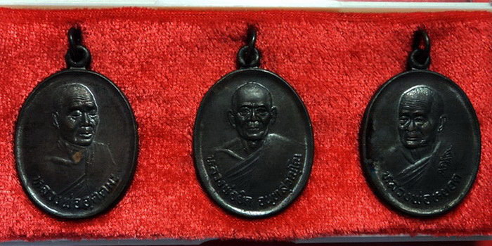 *เหรียญชุดไตรรัตน์ 5 พุทธมหามงคล ปี 2535 สวยมากพร้อมกล่องเดิมค่ะ*