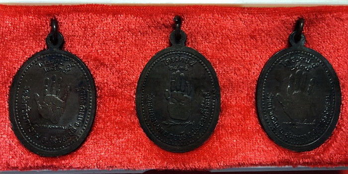 *เหรียญชุดไตรรัตน์ 5 พุทธมหามงคล ปี 2535 สวยมากพร้อมกล่องเดิมค่ะ*