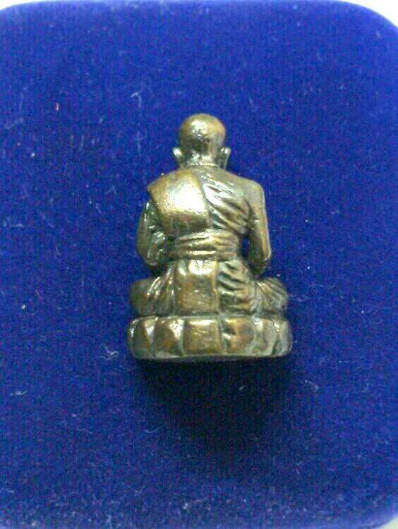 **เคาะเดียว**รูปหล่อเหมือนหลวงปู่คำบุ คุตฺตจิตฺโต ฐานภูเขาโบราณ (พิมพ์เล็ก) วัดกุดชมภู จ.อุบลฯ